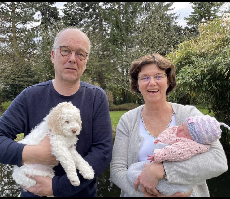 Emil lebt jetzt auch in einer großen Familie bei Ludger und Elisabeth in Recklinghausen - quasi auch ums Eck - bis bald mein süßer kleiner Emil. Ich freue mich schon dich bald mal wieder zu sehen.