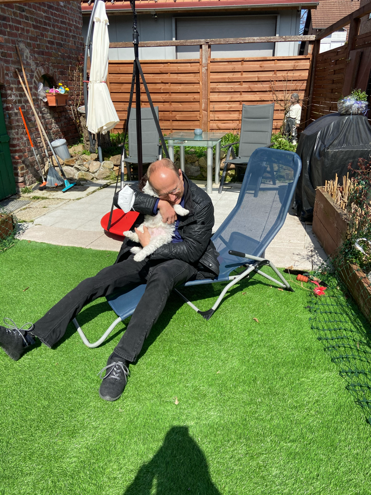 Günter hat seinen Fiodor - jetzt Carlo - Fiodor wird mal ein Therapiehund und wir mit Günter eine Rehaklinik Düsseldorf leiten...
