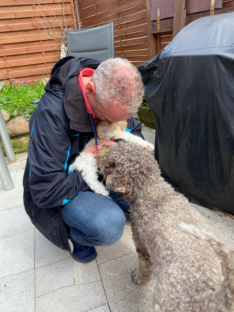 Und hier wird Florentino an Andras übergeben. Er bekommt auch eine große Aufgabe als Therapiehund im Hospiz. Und trüffeln wird auf seinem Programm stehen. Andreas hat viel vor mit ihm.