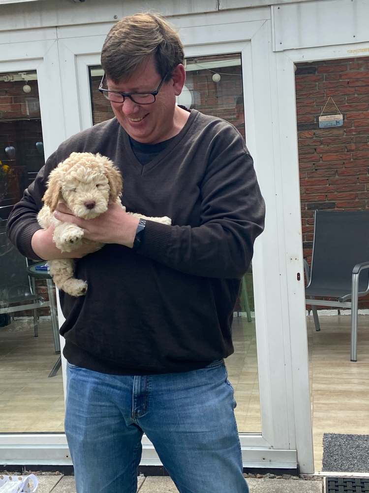Fabio wird der Nachfolger von Elmo - ein Schulhund. Tobias freut sich schon auf den kleinen Racker