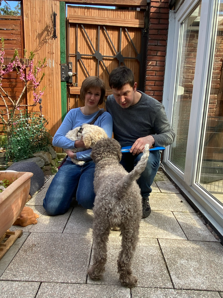 Mia übergibt Faustino an Nina und Michael. Aber er zieht ja nur ums Eck nach Wesel......bis bald mal Faustino- mein kleiner süßer dickere Teddybär.....
