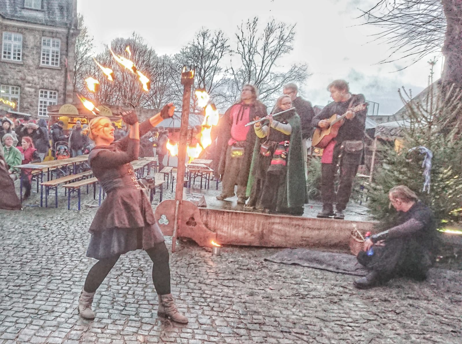 Fächertanz beim mittelalterlichen Weihachtsmarkt Schloß Broich