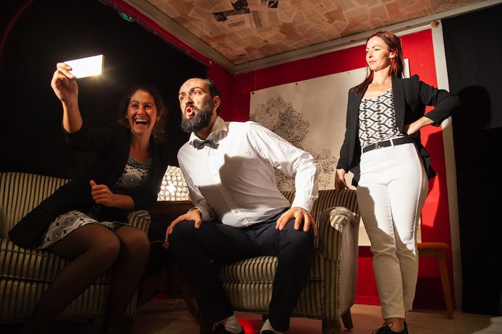 Aram (Igor Mamlenkov) präsentiert sich in Svenjas (Jeanne Zaugg) «Vlog» von seiner schlechtesten Seite. Don (Jana Skolovski) rechts im Bild : Foto: Rebecca Holzer
