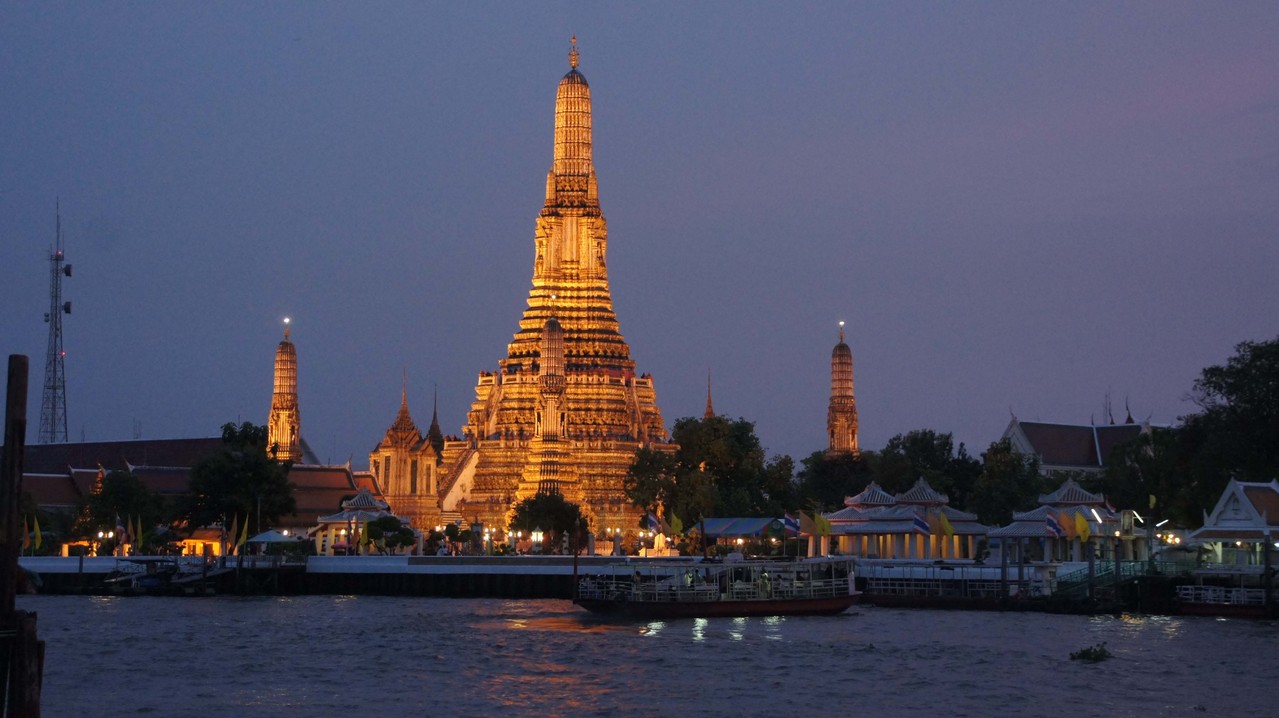 Wat Arun im ganzen nächtlichen Glanz in Bangkok