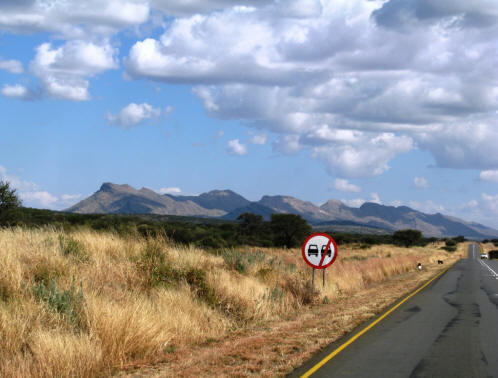Die Berge Namibias nähern sich