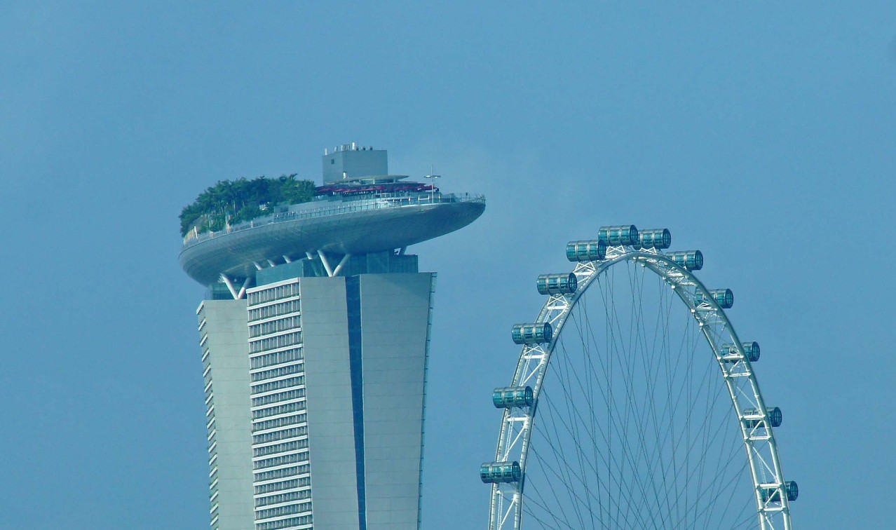 Das wahnwitzige Baysands Hotel neben dem Riesenrad in Singapur