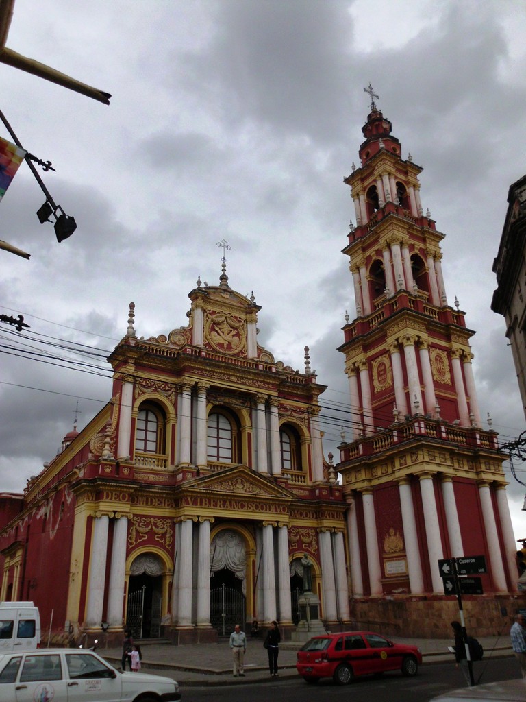 Die berühmte Kirche von Salta mit den steinernen Vorhängen