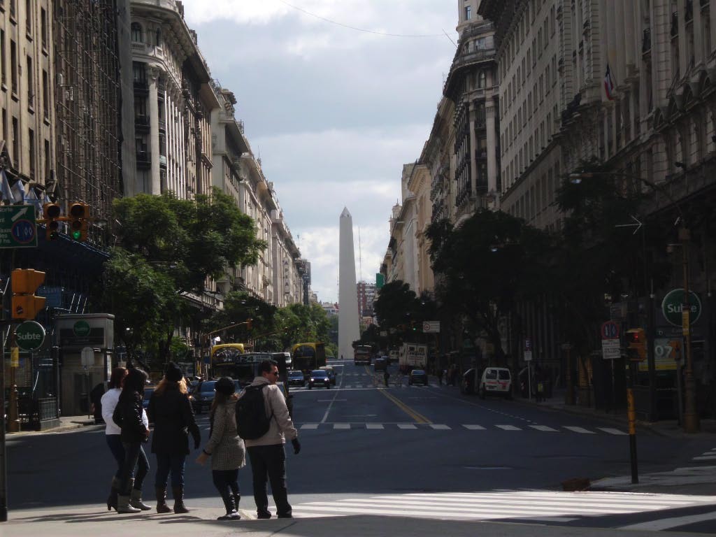 Häuserschlucht mit Obelisk im Microcento von Buenos Aires