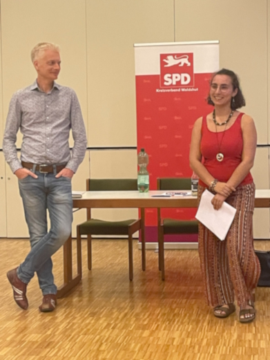 Der SPD-Kreisvorsitzende Dr. Peter Schallmayer (l.) moderiert mit Joana Stöhrer da Costa, Landtagskandidatin für den Wahlkreis Waldshut-Rheinfelden, die erweiterte Kreisvorstandssitzung
