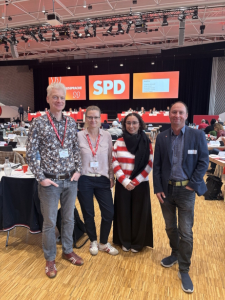 Foto: Die Delegation vom Hochrhein, Dr. Peter Schallmayer, Nicole Klein, Joana Stöhrer da Costa und Andreas Gehrmann (v.l.) beim Landesparteitag der SPD in Ulm