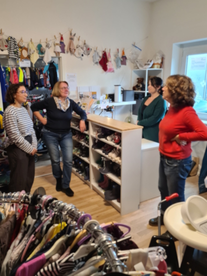 Foto: SPD-Landtagskandidatin Joana Stöhrer da Costa und SPD-Vorsitzende Karin Paulsen-Zenke sprechen mit Mitarbeiterinnen des Familienzentrums Rheinfelden