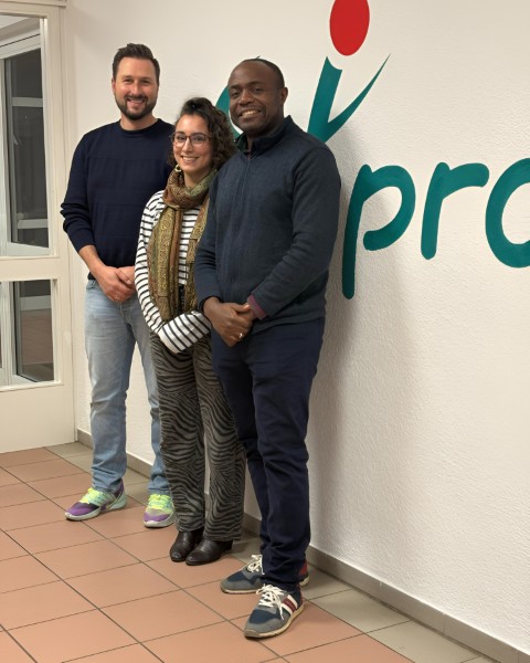 Foto: Die SPD-Landtagskandidatin Joana Stöhrer da Costa mit Martin Häußler, Leiter der Schule St. Fridolin, und Steve Kommogne, SPD-Ortsvereinsvorsitzender (v.l.), bei pro juve in Bad Säckingen