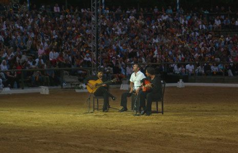 vlnr.: Bino Dola (Gitarre), Luque (Cajón), Franco Carmine (Gitarre) auf der Appasionata in der Arena Schloss Kaltenberg im Juli 2006 (vor ca. 10.000 Zuschauern)