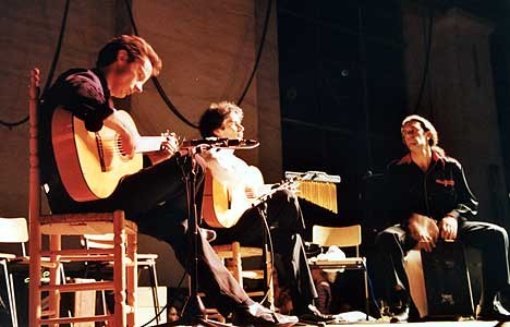 vlnr.: Tillmann Baeumer (Gitarre), Bino Dola (Gitarre), Andrea Pietro (Cajón) live in der Kokerei Hansa in Dortmund im Mai 2001