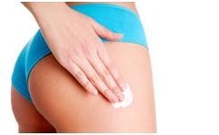 Cellulite Les femmes, contrairement aux hommes, souffrent de cellulite, ce qui se traduit par des dépôts disgracieux de graisse autour des cuisses, des fesses et des hanches.