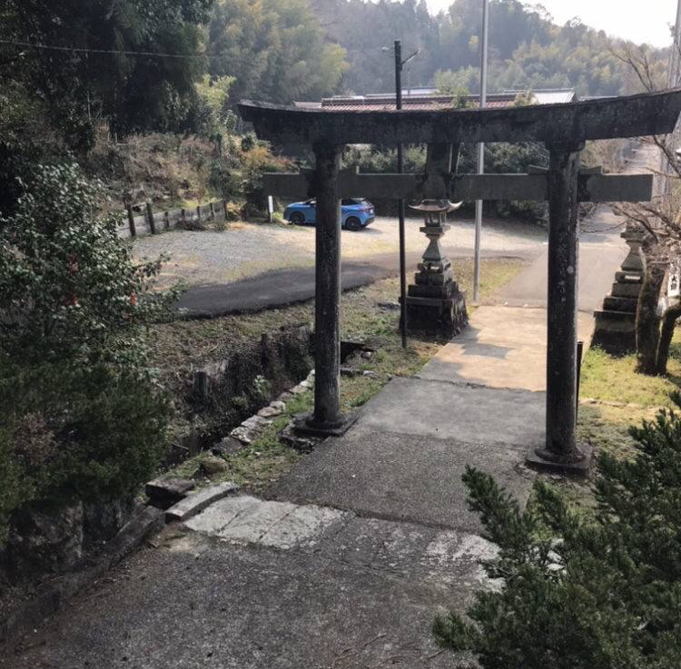 岐阜市の白山神社鳥居　かおり先生の車