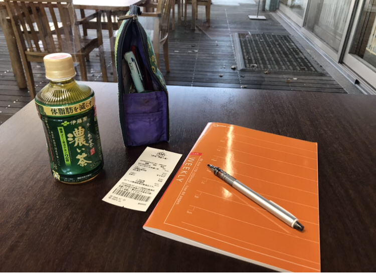ペットボトルのお茶、コンビニのレシート、シャーペン、ノート