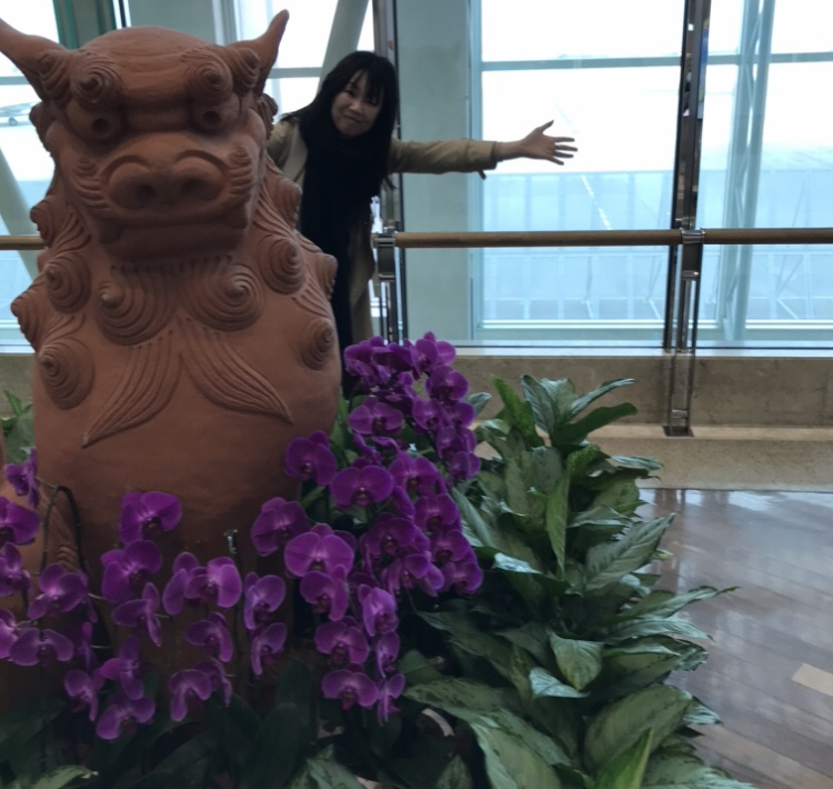 沖縄那覇空港　かおり先生　手を挙げている