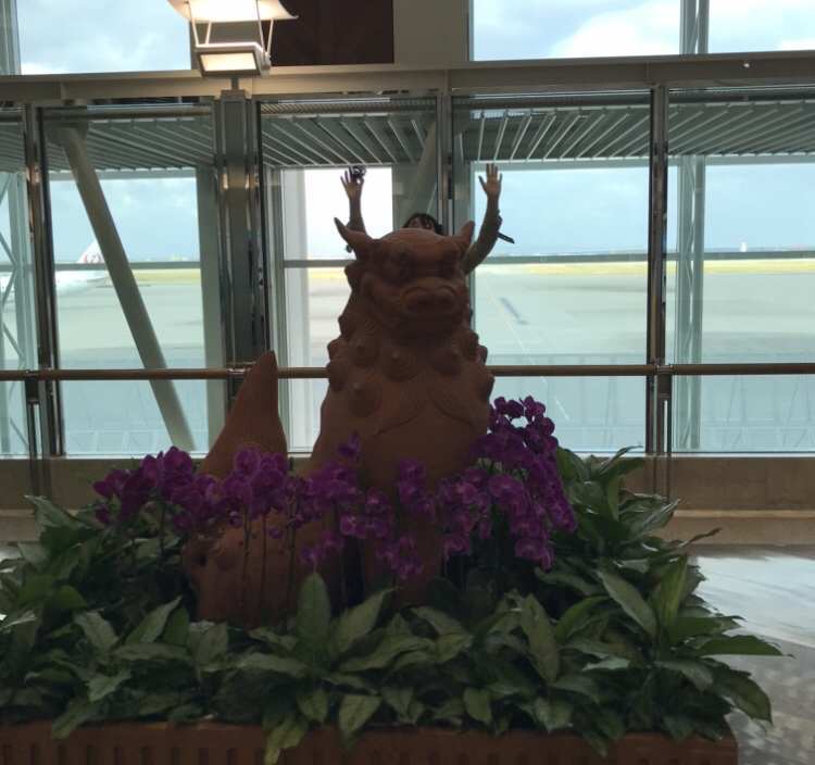 沖縄那覇空港　かおり先生　万歳をしている。