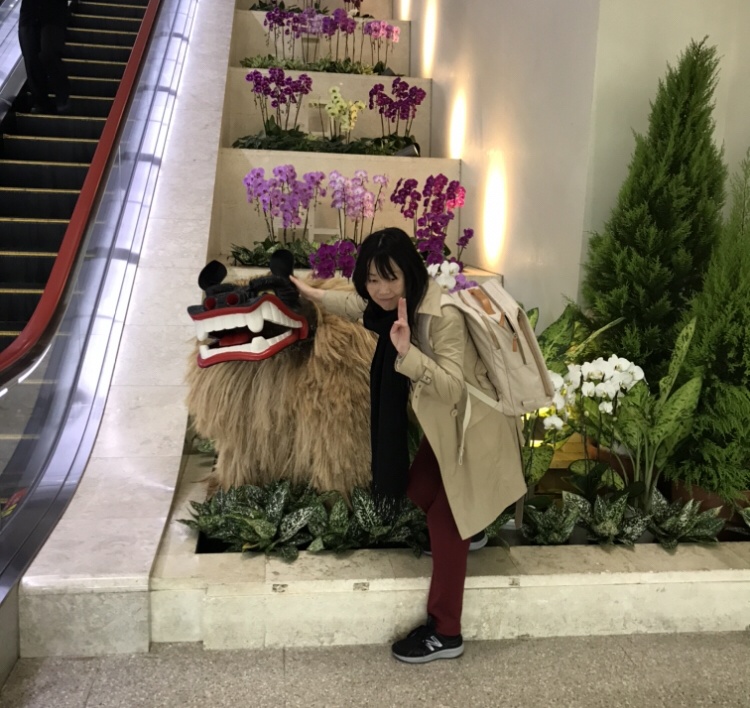 沖縄那覇空港　かおり先生　vサインをしている