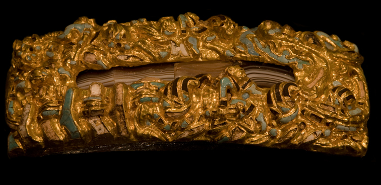 Gouden plakkaat versierd met agaath en kronkelende draken. Een hanger of ornament van een rijtuig