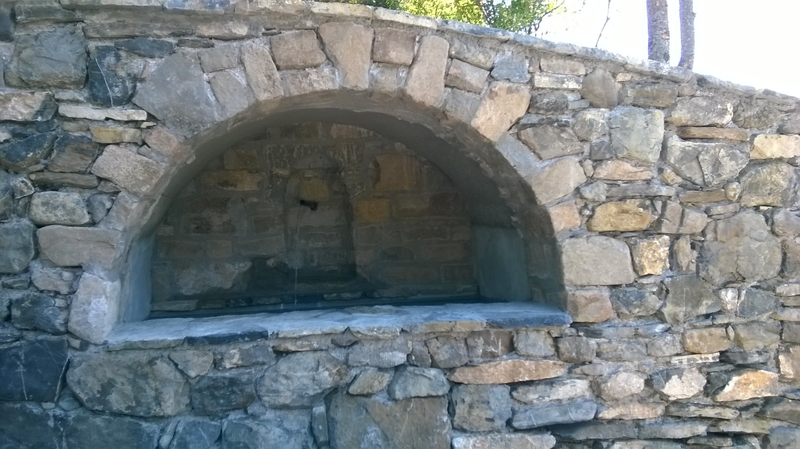 Niche mur en pierres sèches