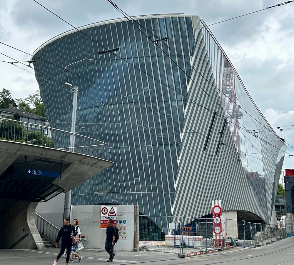 Moderne fasziniert immer, in klassischer Umgebung. Bahnhof Stadelhofen, Zürich. 
