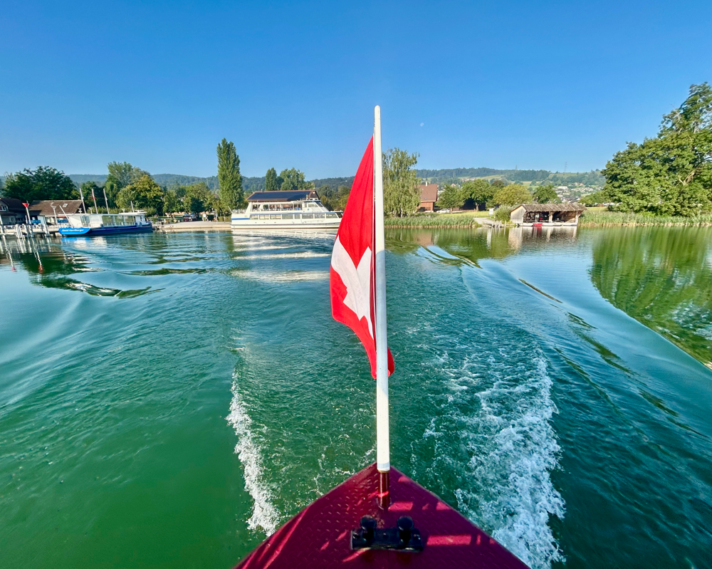 Abfahrt mit dem Kursschiff Heimat, von Maur Richtung Uster. 