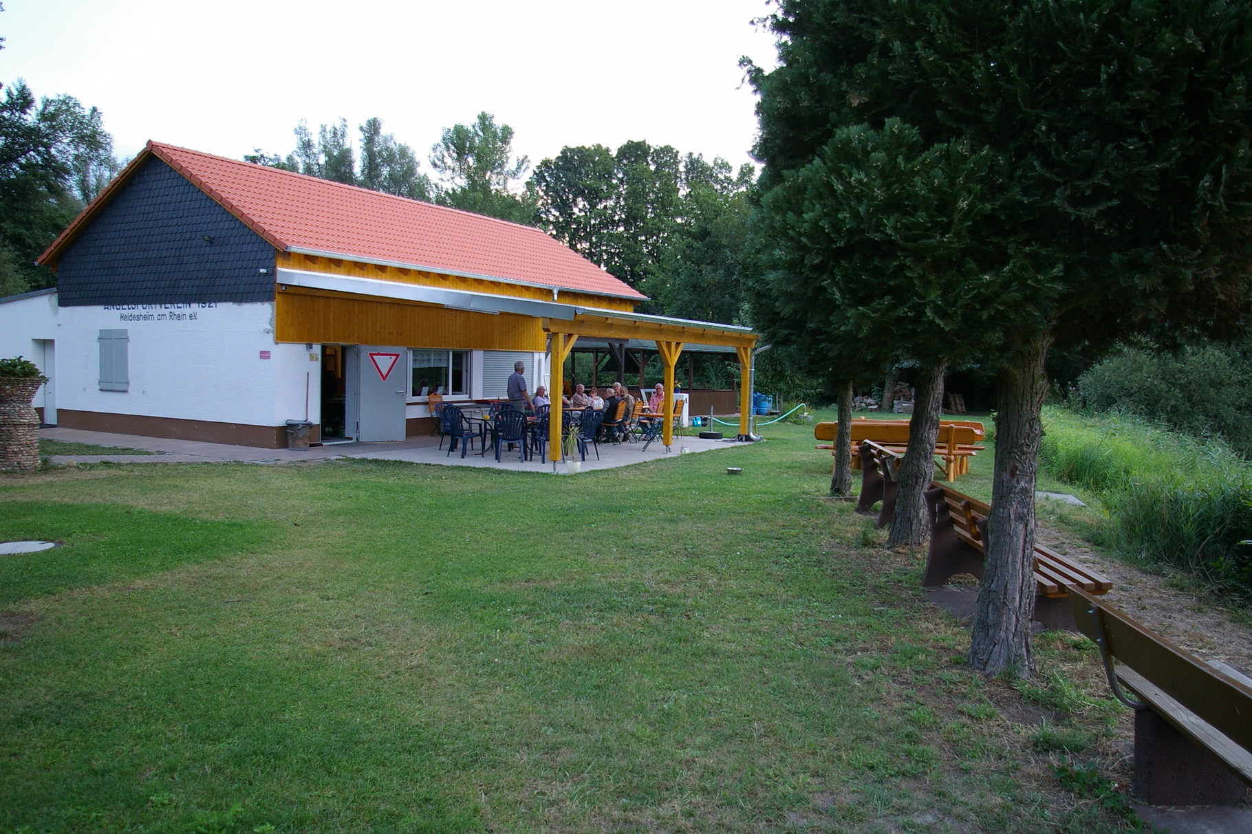 Sicht auf das Fischerhaus beim Rundgang um den See