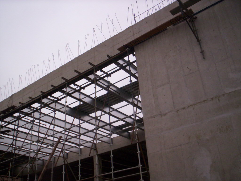 Estructuras metalicas en terminal Plaza   Norte