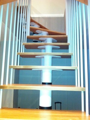 se instala la escalera mod Nova acabada en acero blanco, peldaño y pasamano de madera de haya