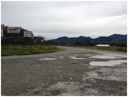 砂利国道の多くは整備が行き届いておらず、雨の後には大きな水溜りもあちらこちらに見られます。DoWが道路を日常的に整備・維持管理していく能力を強化することで、地域住民の生活改善や経済の発展に寄与することが期待されています。