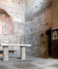 Vista parziale del presbiterio con al centro la parete del palinsesto