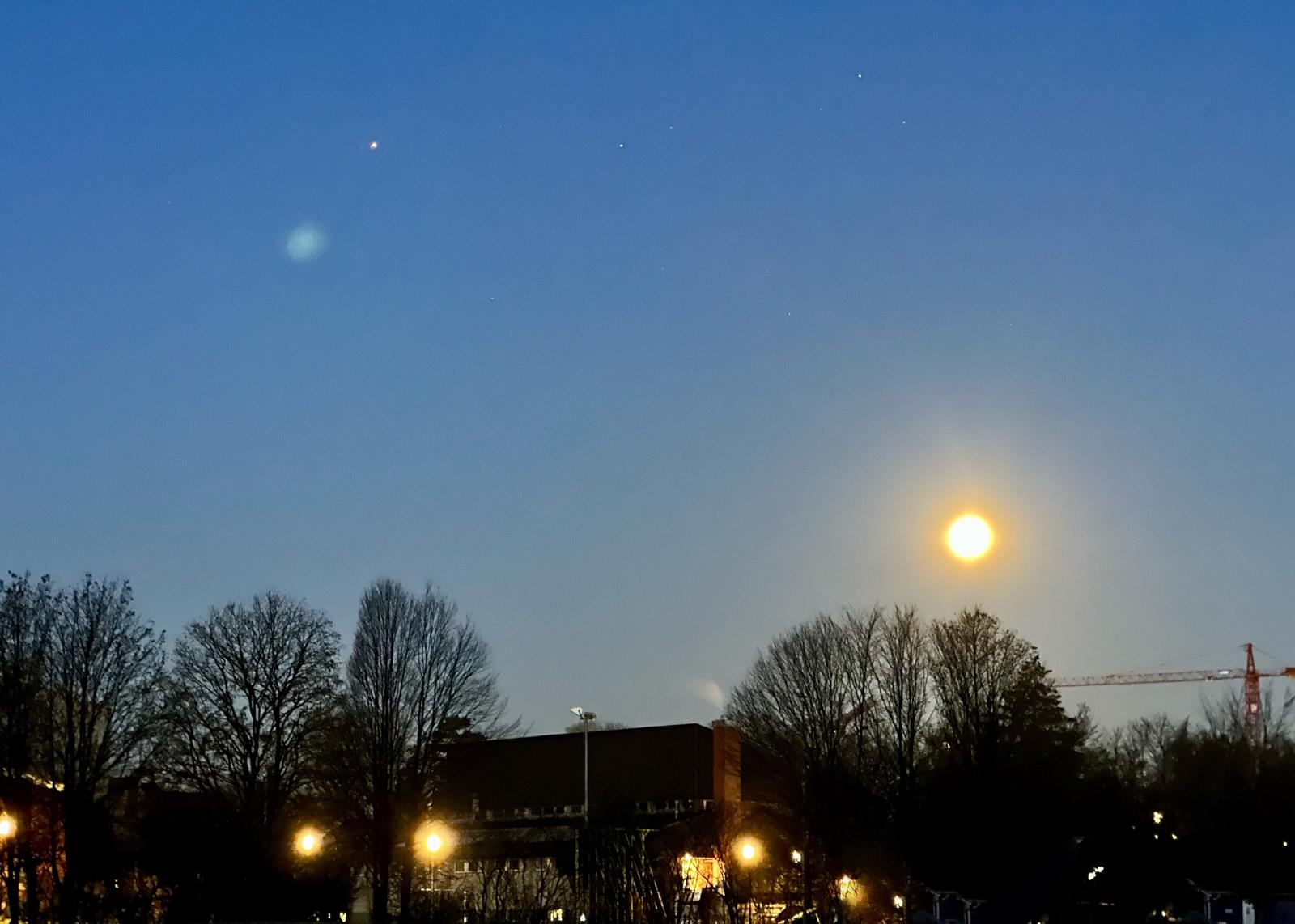Vollmond auf dem Arbeitsweg
