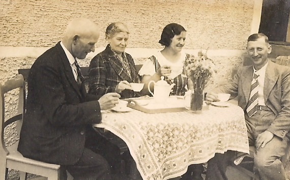 Familie Burger beim Tee. Urgroßeltern (v.l.) Heinrich Burger und Luise geb. Scherer