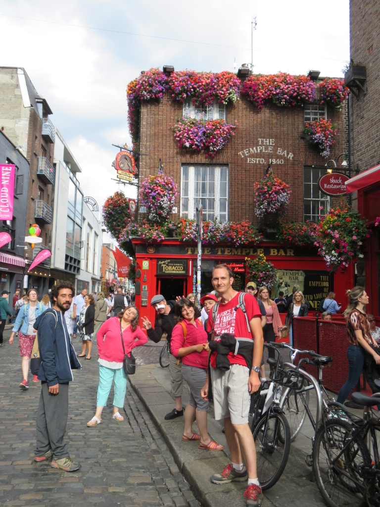 Ambiance conviviale entre deux boutiques