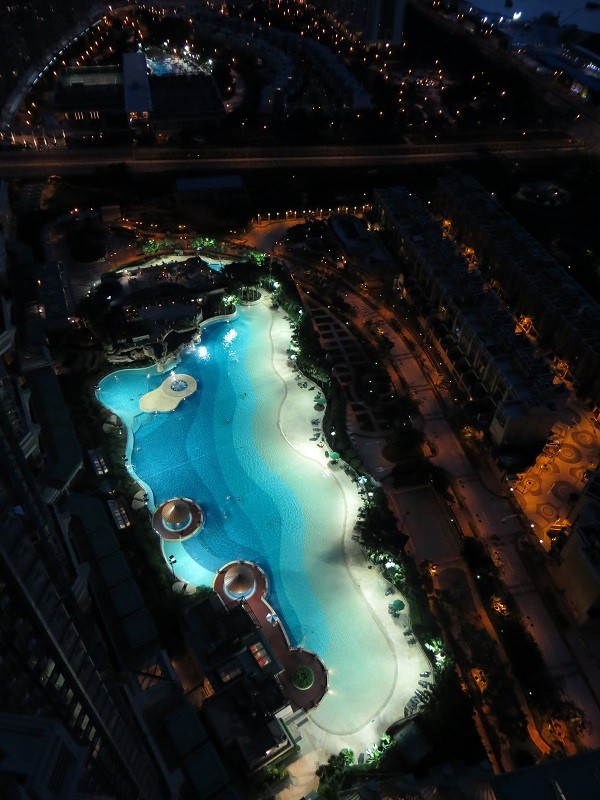 Blick auf den Pool aus dem 42. Stockwerk