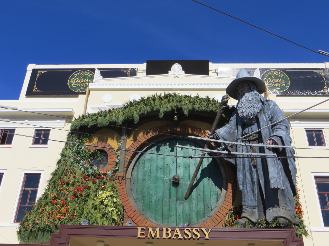 In Übergröße wacht Gandalf über dem Eingang des Embassy