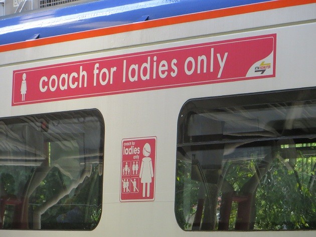 Zug fahren in Malaysien - ein Wagoon nur für Frauen