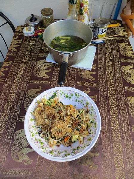 Es ist angerichtet - Eine Art "Pad Thai" und thailändische Suppe