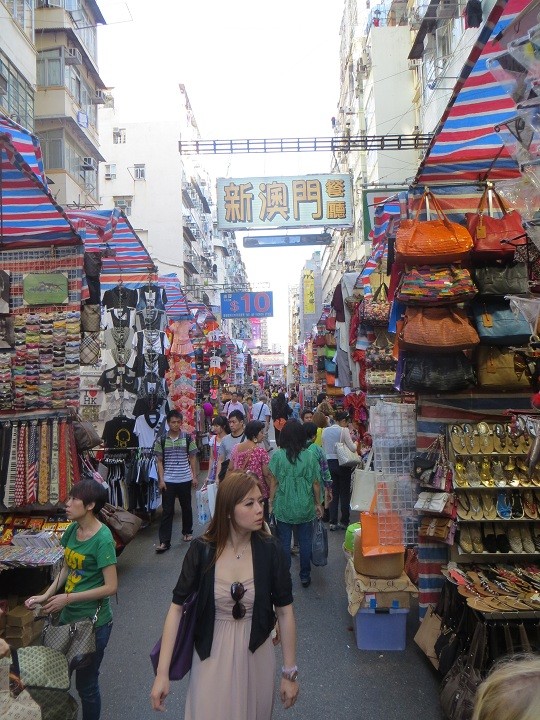 Die Straßen gefüllt mit Waren aus aller Welt und noch mehr Menschen :) 