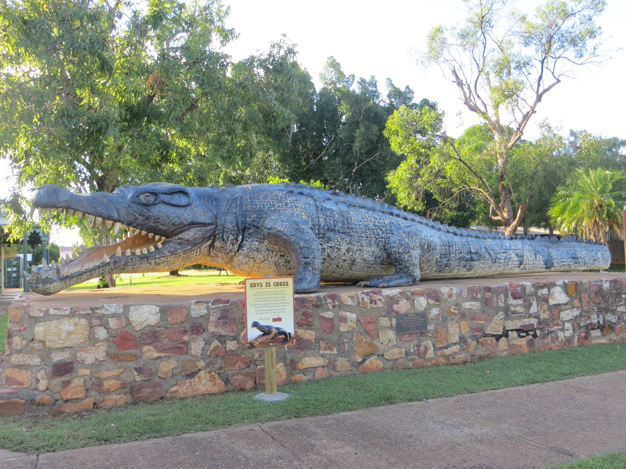 Stop in Normanton - dass Krokodile so groß werden können hoffen wir nicht :) 