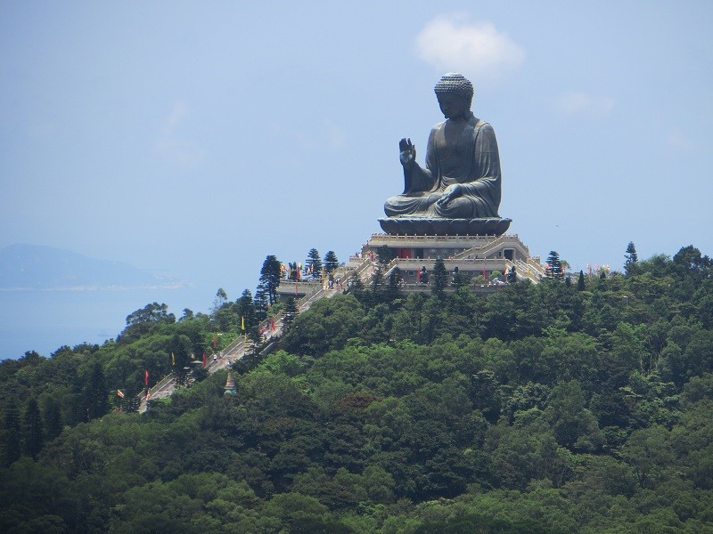 Blick auf den 34 Meter hohen Buddah von der Gondel aus