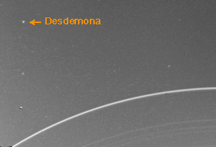 Desdemona (links oben) mit einigen Uranusringen, darunter der hellere Epsilon-Ring, aufgenommen von Voyager 2