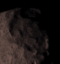 Krater Pharos an der Tag-Nacht-Grenze von Proteus mit einem fast unbeleuchteten kleineren Krater rechts unten.