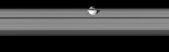 Seitenansicht von dem walnussförmigen Pan, der sich in seiner Encke-Teilung vor dem ...Ring bewegt. Aufgenommen wurden diese Aufnahmen von Cassini am 29. April 2006.