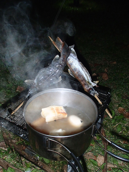 夕刻、友が釣ったアマゴ２尾、川の恵み・・ありがとう