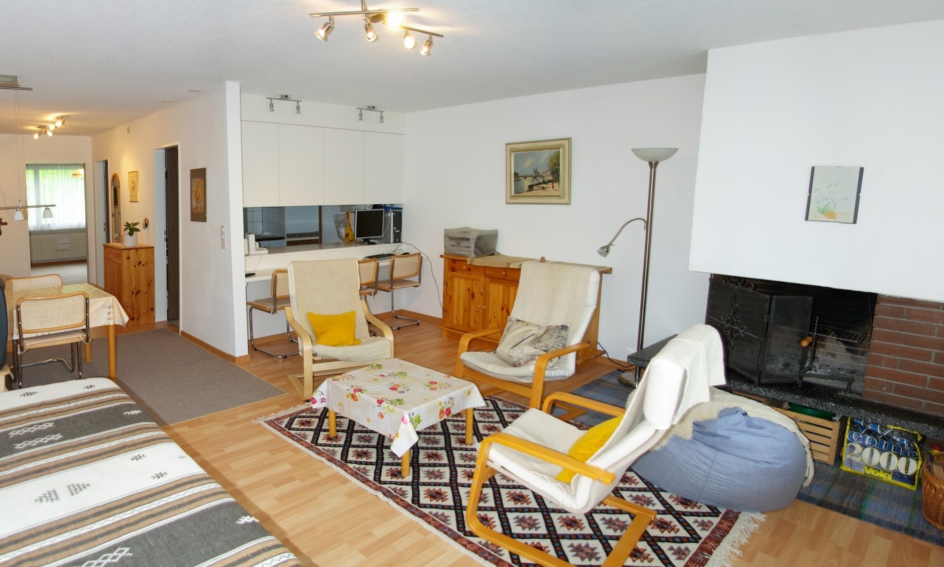 Wohnzimmer mit Sitzgruppe und Fernseher