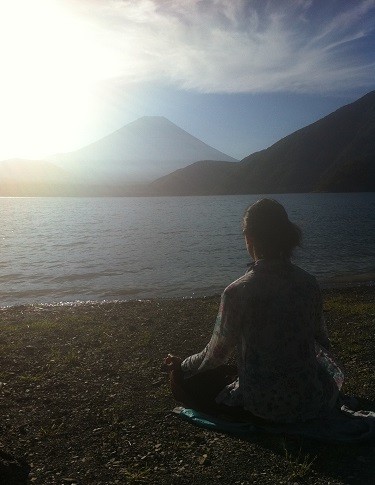 美しい自然があるところでは、ところかまわずyogaでアサナをとっては自然との一体感を楽しんでいた。霊峰富士とともに