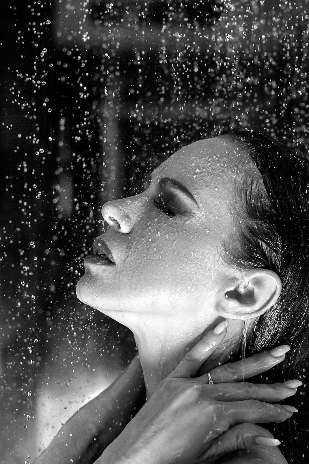 Portrait - Markus Hertzsch - B&W - Girl - Model - Bildlook - Face - Pose - Art - Hair - Eyes - Water - Drop - Shower - Cooling - Wet